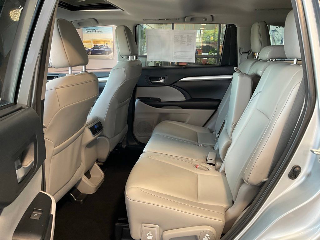 Used 2018 Toyota Highlander XLE AWD/4WD image 23