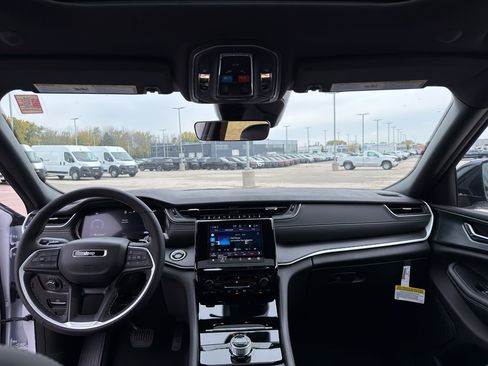 New 2025 Jeep Grand Cherokee Altitude image 27