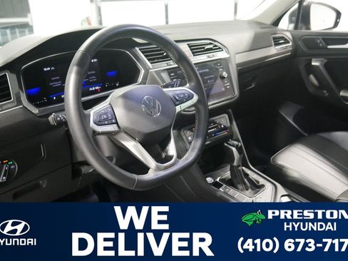 Used 2022 Volkswagen Tiguan SE w/ Panoramic Sunroof Package image 9