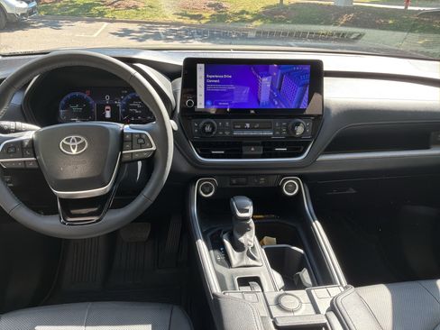 Used 2024 Toyota Grand Highlander Limited image 28