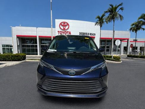 Used 2021 Toyota Sienna LE w/ LE Plus Package FWD image 2
