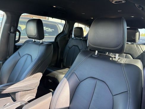 Used 2025 Chrysler Pacifica Select FWD image 21