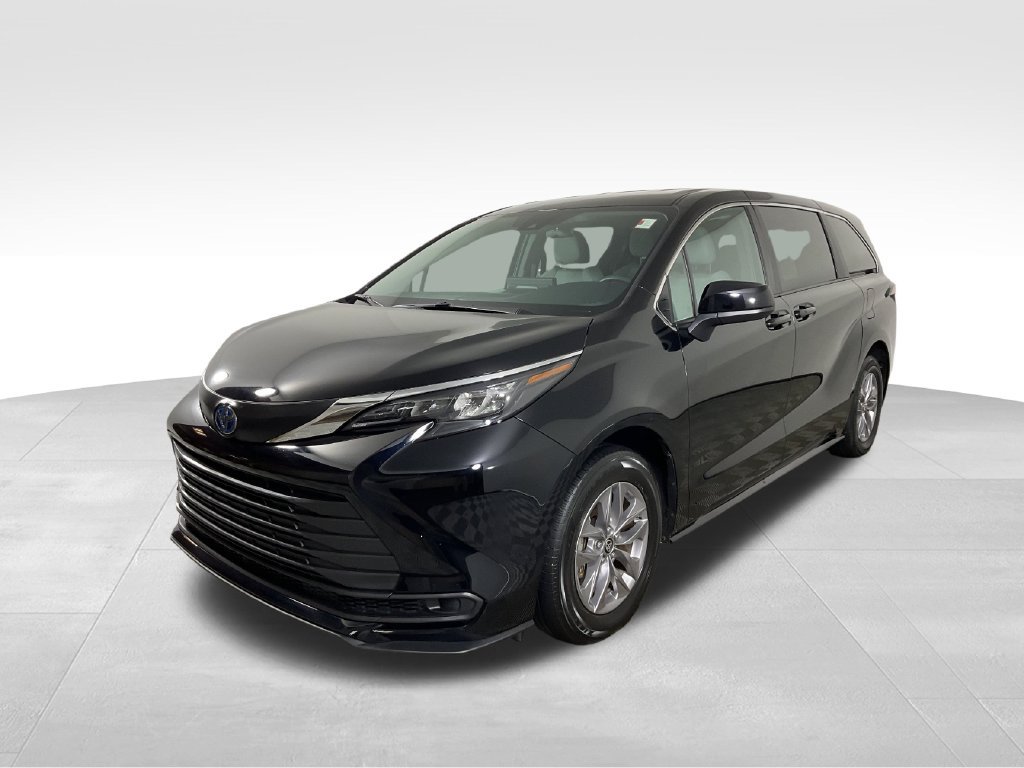 Used 2025 Toyota Sienna LE FWD image 4