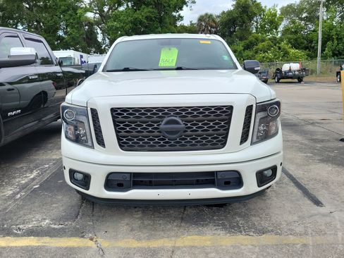 Used 2018 Nissan Titan SV w/ SV Convenience Package image 2