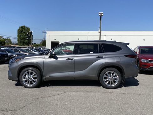 Certified 2026 Toyota Highlander Limited AWD/4WD image 2