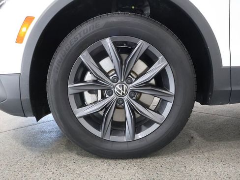 Used 2022 Volkswagen Tiguan SE w/ Panoramic Sunroof Package AWD/4WD image 5