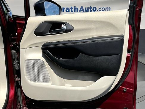 Used 2023 Chrysler Pacifica Touring-L FWD image 29