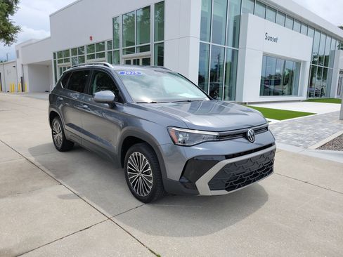 Certified 2025 Volkswagen Taos SE FWD image 2