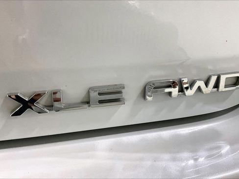 Used 2023 Toyota Highlander XLE AWD/4WD image 8