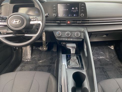 Used 2025 Hyundai Elantra SE image 11