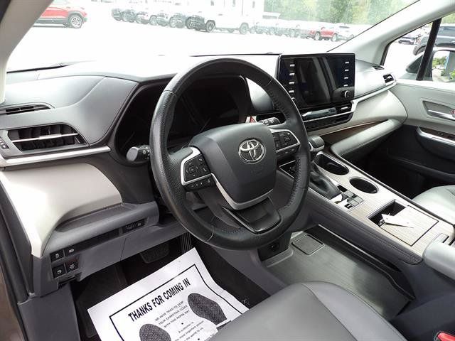 Used 2022 Toyota Sienna XLE FWD image 14