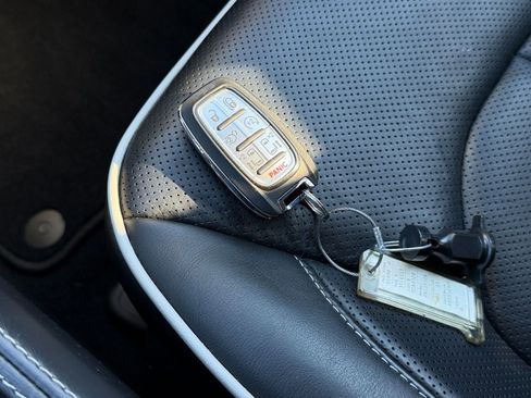 Used 2025 Chrysler Pacifica Limited image 23