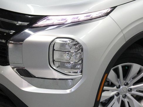 New 2026 Mitsubishi Outlander ES image 2