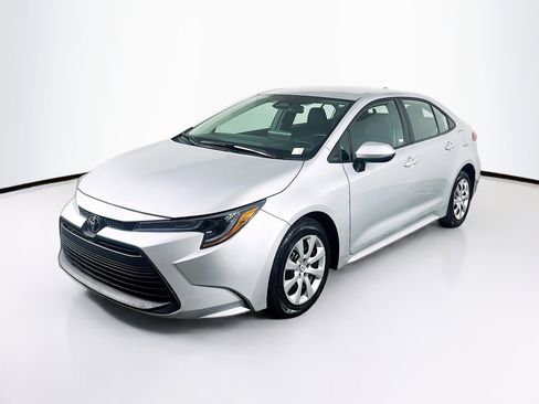 Used 2025 Toyota Corolla LE image 3