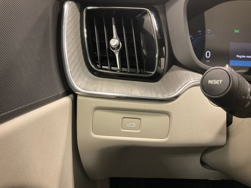 Used 2023 Volvo XC60 B5 Plus image 16