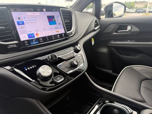 New 2027 Chrysler Pacifica Limited FWD image 19