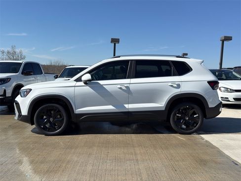 New 2026 Volkswagen Taos SE image 7