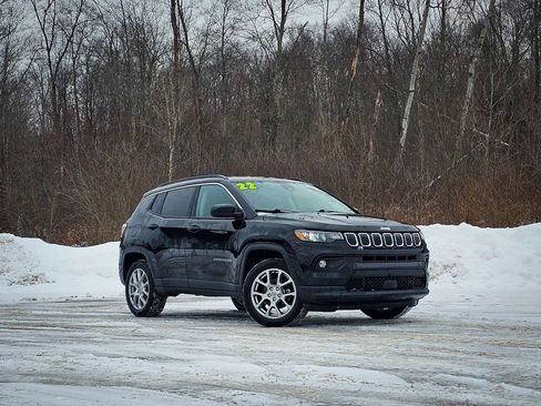 Used 2022 Jeep Compass Latitude image 2