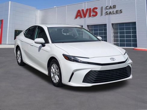 Used 2025 Toyota Camry LE image 3