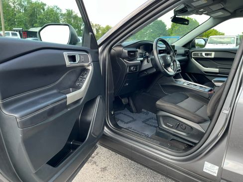 Used 2023 Ford Explorer XLT RWD image 13
