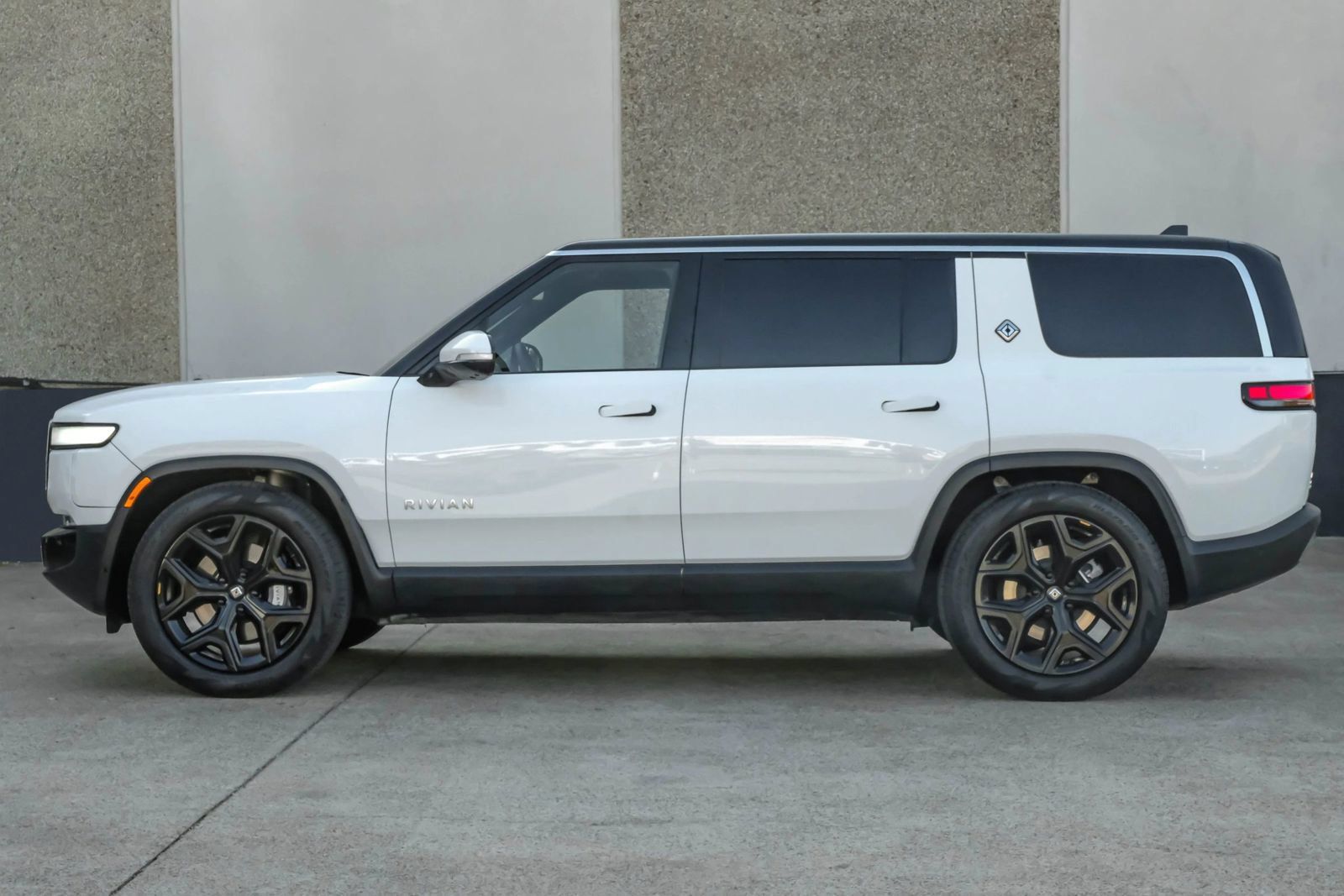 Used 2024 Rivian R1S Adventure Dual AWD/4WD image 19