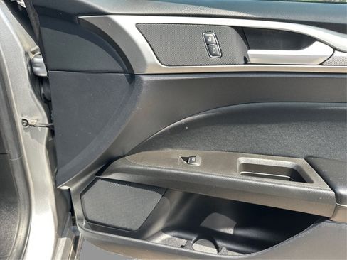 Used 2020 Ford Fusion SE FWD image 34