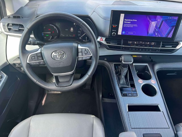 Used 2025 Toyota Sienna XLE FWD image 16