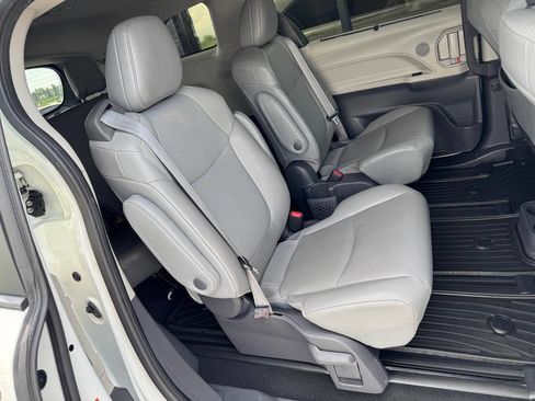 Used 2021 Toyota Sienna XLE AWD/4WD image 12
