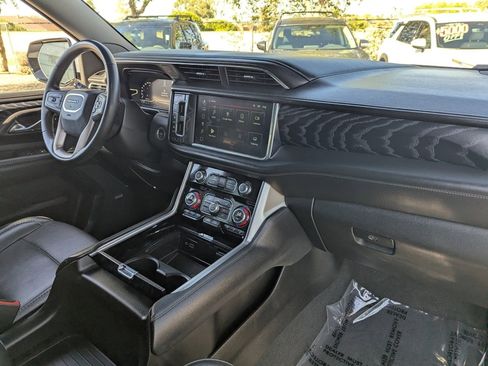 Used 2023 GMC Yukon XL Denali image 12
