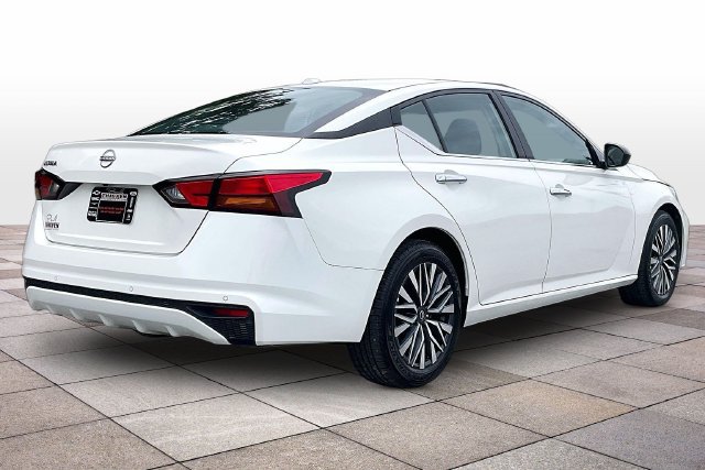 Used 2025 Nissan Altima 2.5 SV FWD image 14