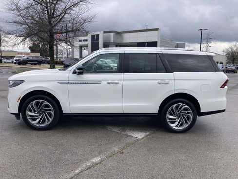 Used 2025 Lincoln Navigator Reserve image 8