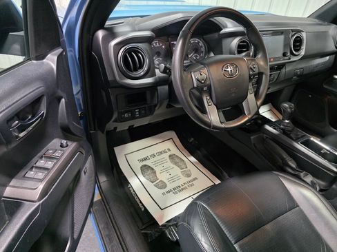 Used 2019 Toyota Tacoma TRD Sport w/ TRD Premium Sport Package AWD/4WD image 7