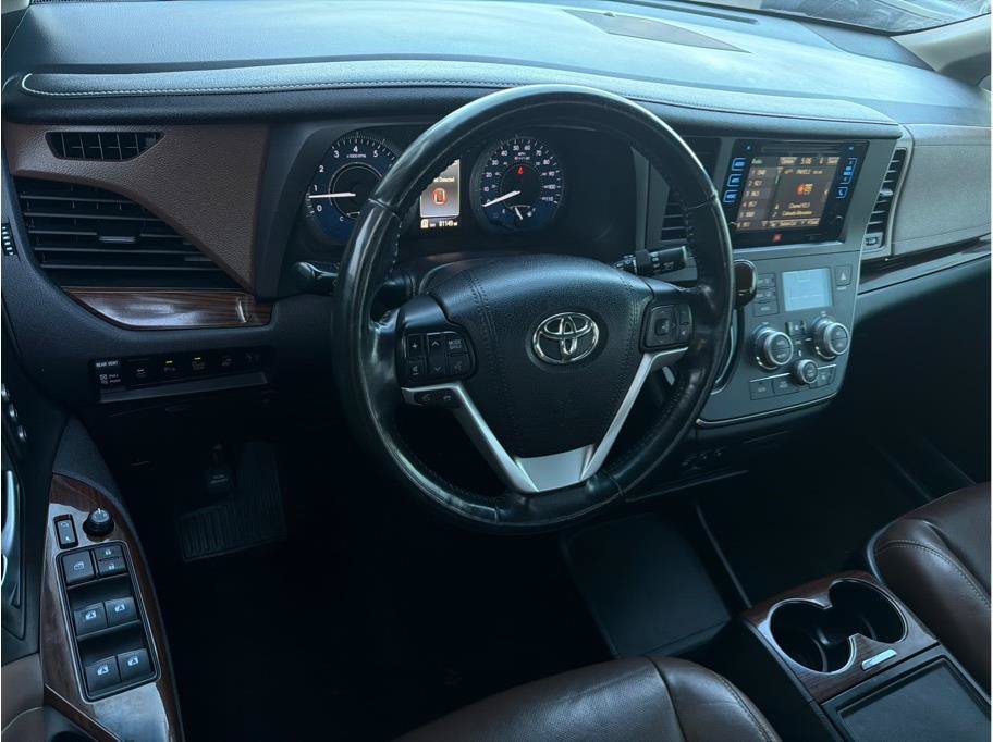 Used 2017 Toyota Sienna Limited Premium AWD/4WD image 2