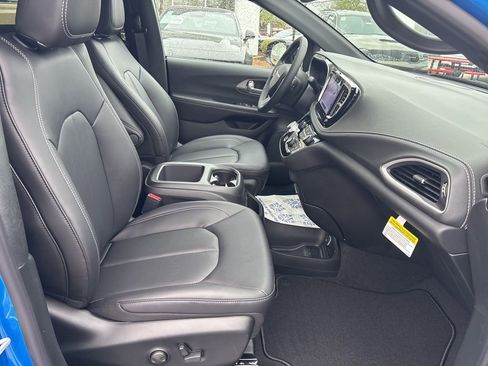 New 2026 Chrysler Pacifica Select image 50