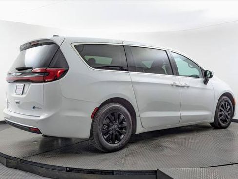 Used 2023 Chrysler Pacifica Limited FWD image 8