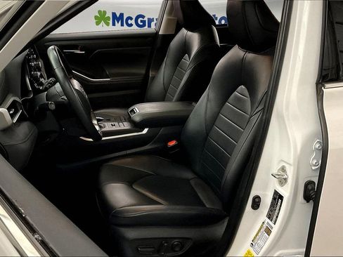 Used 2022 Toyota Highlander XLE image 28