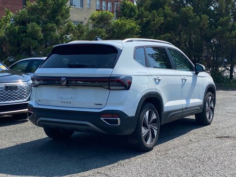 Certified 2025 Volkswagen Taos SE w/ Panoramic Sunroof Package AWD/4WD image 3