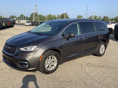 Used 2023 Chrysler Pacifica Touring-L FWD image 4