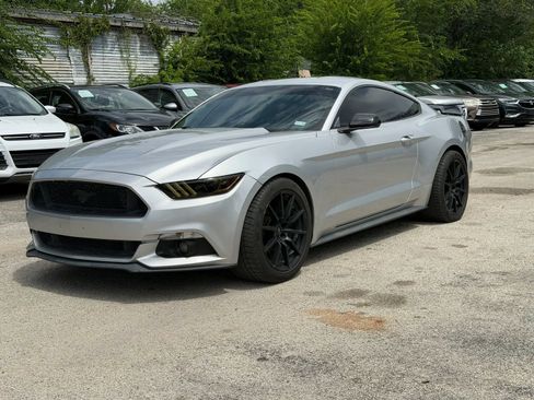 Used 2017 Ford Mustang Coupe RWD image 5