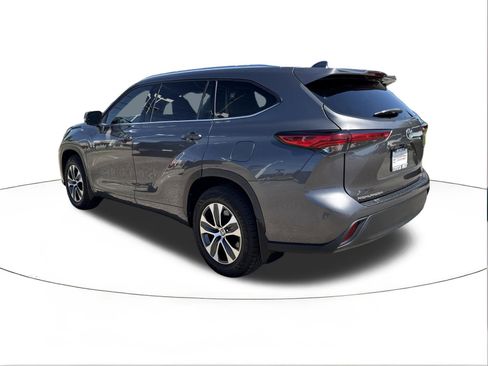 Used 2021 Toyota Highlander XLE FWD image 5
