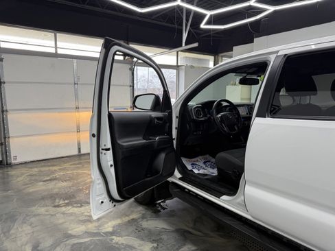 Used 2017 Toyota Tacoma TRD Off-Road image 11
