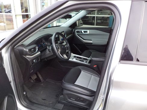 Used 2023 Ford Explorer XLT w/ Equipment Group 202A AWD/4WD image 2