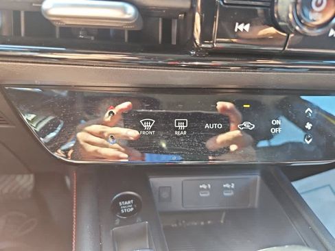 Used 2025 Nissan Kicks SR AWD/4WD image 17