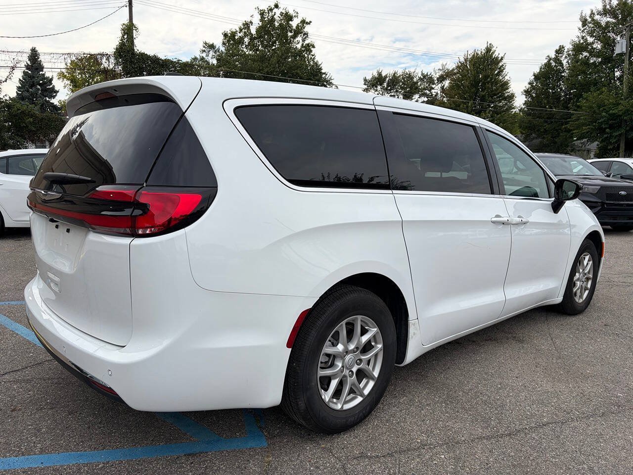 Used 2026 Chrysler Pacifica Select FWD image 5