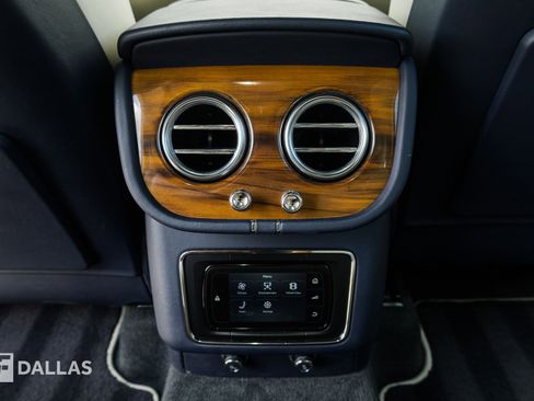 Used 2019 Bentley Bentayga AWD/4WD image 32