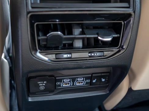 Used 2023 Jeep Grand Cherokee Limited AWD/4WD image 19