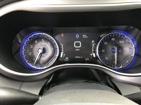 Used 2024 Chrysler Pacifica Touring-L FWD image 21