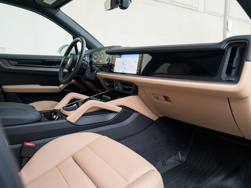 Used 2025 Porsche Cayenne image 25
