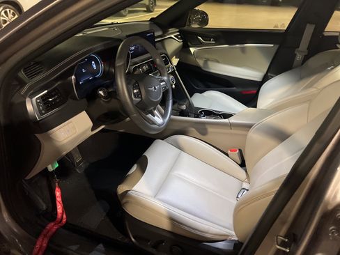 Used 2023 Genesis G70 2.0T image 5