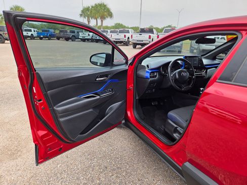 Used 2022 Toyota C-HR XLE FWD image 11